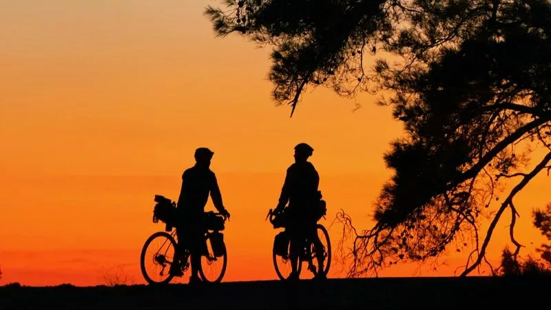 cyclistes profitant de la localisation idéale de l'auberge chez Ma Poule à Moissac