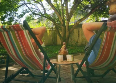 Deux personnes se relaxant sur des chaises longues dans le jardin d’une maison d’hôtes à Moissac