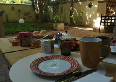 la table du petit déjeuner à Moissac avant de partir en randonnée