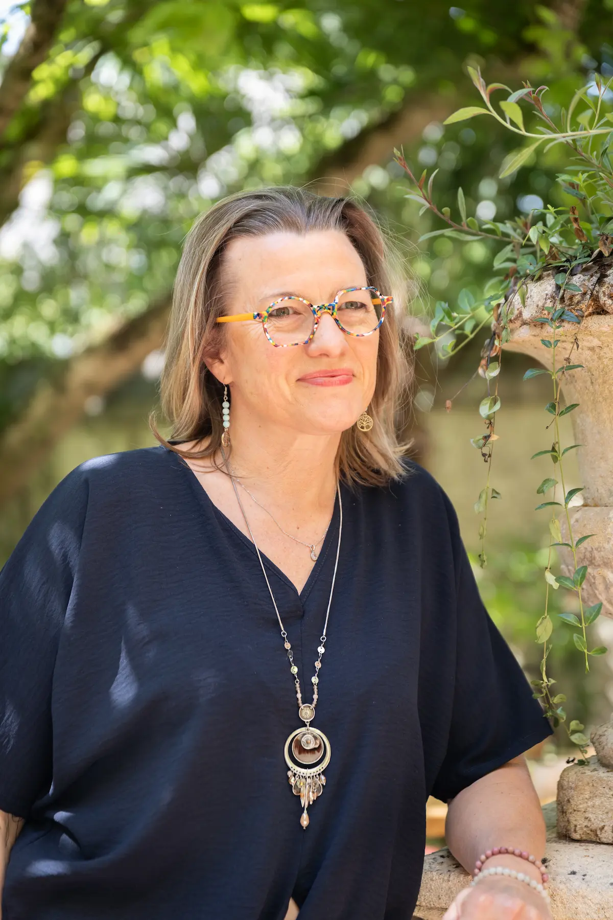 Caroline Deruyter vous accuiille dans le jardin de Chez Ma Poule à Moissac