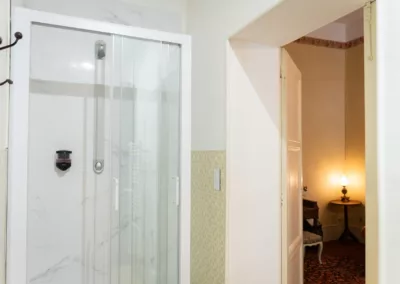 Salle de douche attenante à la chambre Cocorico dans maison d’hôtes à Moissac
