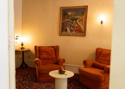 Coin salon cosy avec fauteuils dans la chambre Cocorico à Moissac
