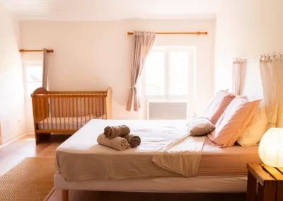 Chambre nid douillet avec lit double et lit bébé, idéale pour famille à Moissac