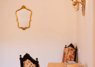 Coin bureau et lecture dans une chambre nid douillet avec chaise et livres