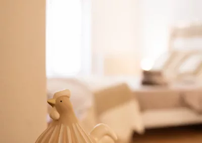 Détail décoration avec figurine poule dans une chambre nid douillet à Moissac