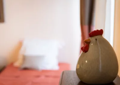 Décoration en forme de poule dans le dortoir de Chez Ma Poule