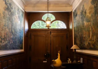 Porte d’entrée intérieure en bois avec vitraux dans la maison d’hôtes