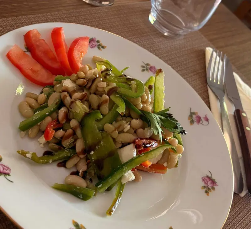 assiette-vegetarienne-chez-ma-poule Famille profitant du petit déjeuner avant de partir à la découverte du tarn et Garonne