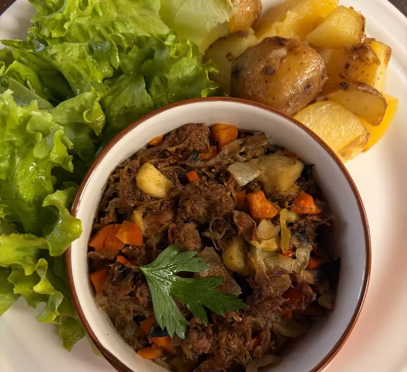 boeuf-mijote-chez-ma-poule Bœuf mijoté aux légumes, pommes de terre et salade servi chez Ma Poule à Moissac