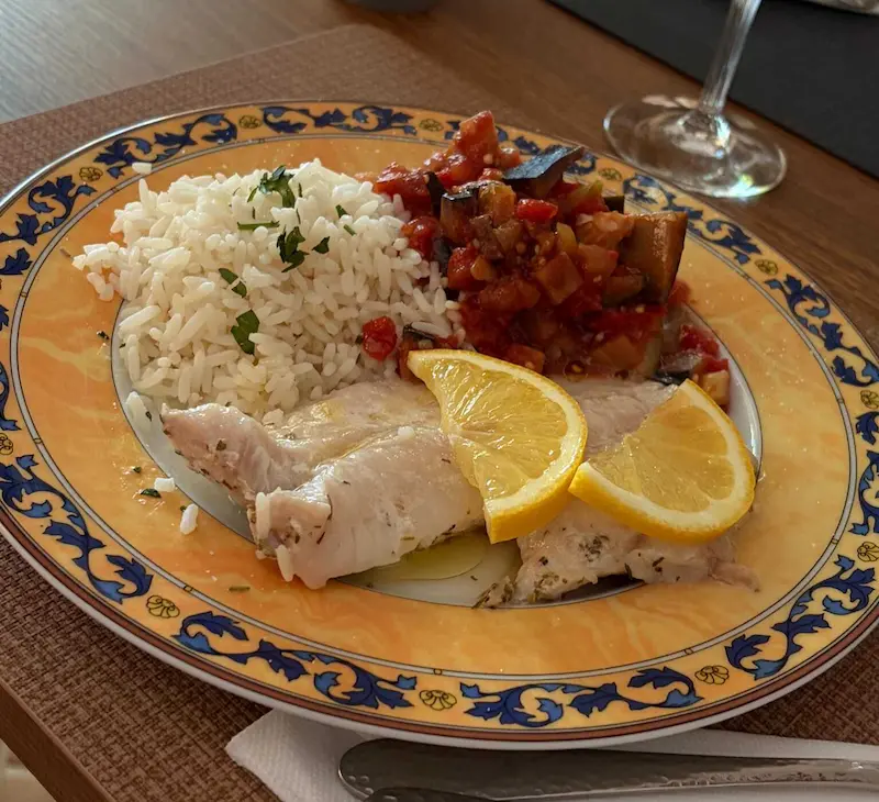 poisson-riz-ratatouille-chez-ma-poule Poisson au citron accompagné de riz et de légumes cuisinés chez Ma Poule à Moissac