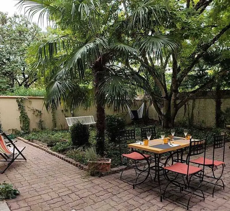 terrasse-jardin-chez-ma-poule Terrasse arborée et jardin de Chez Ma Poule à Moissac