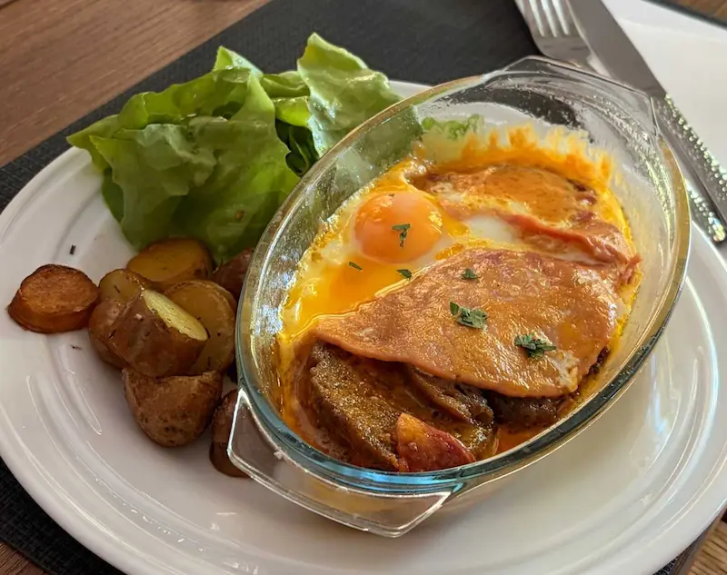 Welsh gratiné accompagné de pommes de terre et de salade chez Ma Poule à Moissac